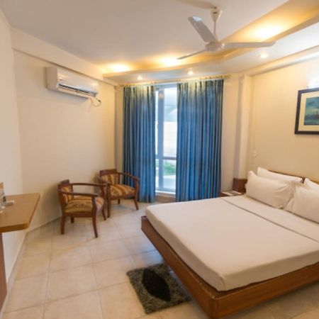 Empires Hotel Пури Екстериор снимка